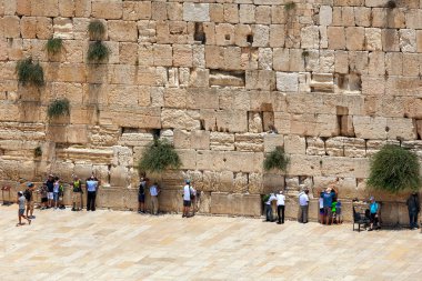 Jerusalem, İsrail - 04 Temmuz 2016: Millet Western Wall - antik duvar eski şehir Kudüs'te, dua, aslında ikinci Yahudi tapınağı parçasıydı Şu anda Yahudilik en kutsal yer.