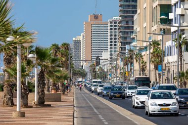 Tel Aviv, İsrail - 19 Temmuz 2017: modern otel binalar boyunca şehir yolda trafik akışının görüntülemek ve Tel Aviv - İsrail, popüler turizm ve iş merkezi ikinci en kalabalık şehir mesire.