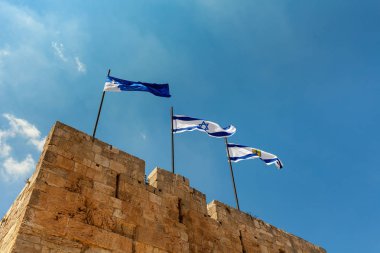 Bayraklar İsrail ve Jerusalem Tower David İsrail çevreleyen kale duvarları wich üstüne sallayarak.