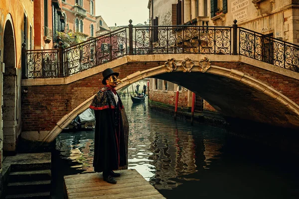 Venecia Italia Febrero 2017 Hombre Identificado Vestido Con Traje Negro —  Fotos de Stock