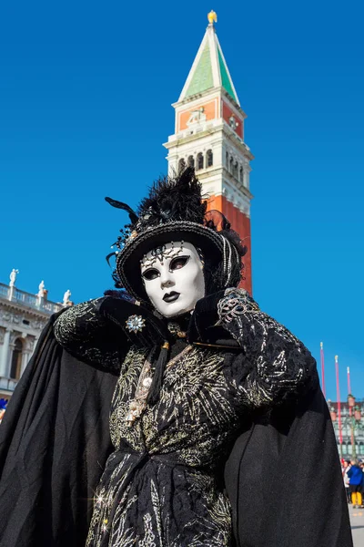 ヴェネツィア イタリア 2017 Weared ビンテージ ブラック コスチューム 伝統的なカーニバル開催毎年ヴェネツィアで 月中にサン マルコ広場のポーズ — ストック写真