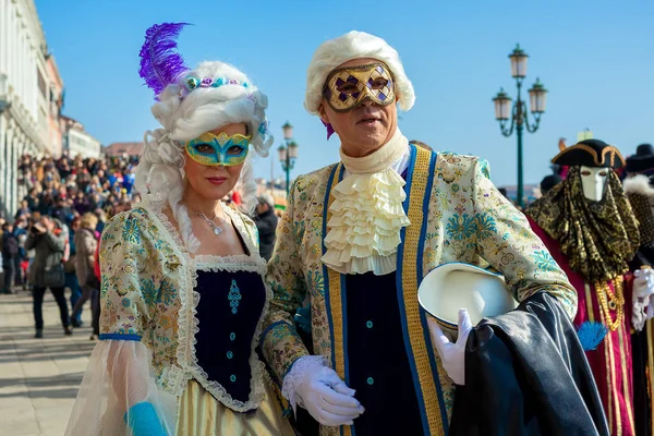 意大利威尼斯 2017年2月18日 在意大利威尼斯举行的著名传统狂欢节上 一对身份不明的参与者穿着复古五颜六色的服装和面具 — 图库照片