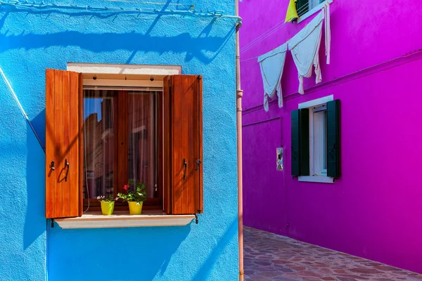 Paredes Pintadas Colores Vivos Con Ventanas Persianas Madera Burano Italia —  Fotos de Stock