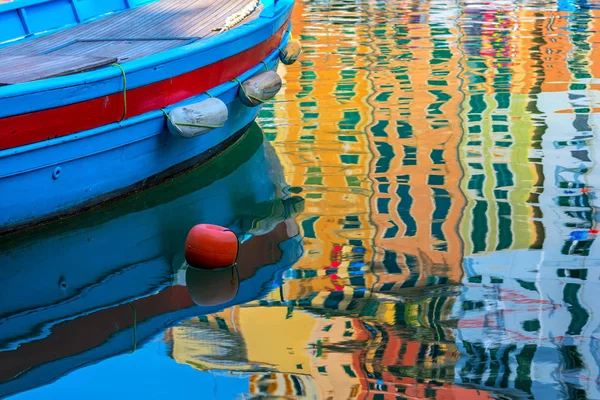 Blauw Boot Kleurrijke Reflectie Het Wateroppervlak Kleine Stad Van Camogli — Stockfoto