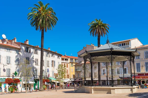 Pequena praça na Cidade Velha de Antibes, França . — Fotografia de Stock