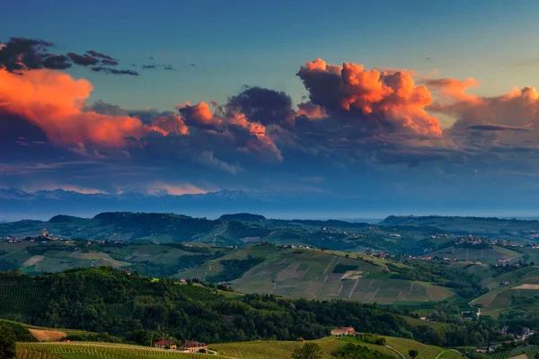 夕方のランゲの緑の丘. — ストック写真