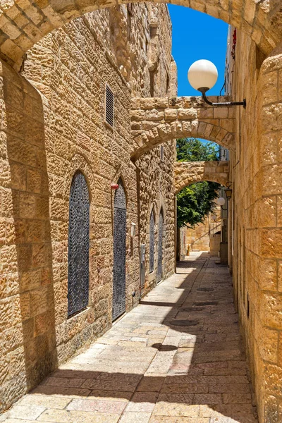 Smalle strret in Joodse wijk van Jeruzalem. — Stockfoto