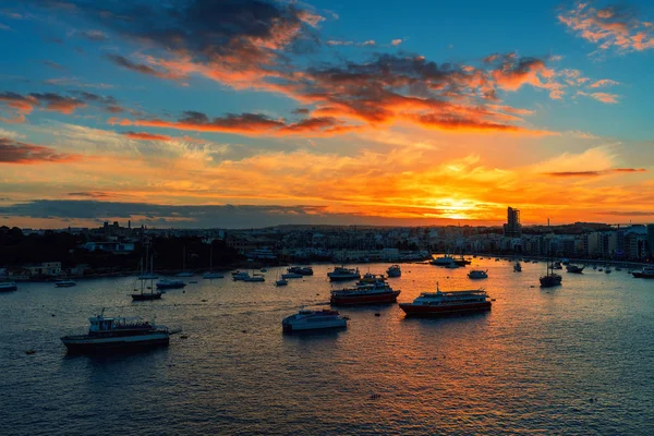 Hermosa puesta de sol en Sliema, Malta . — Foto de Stock