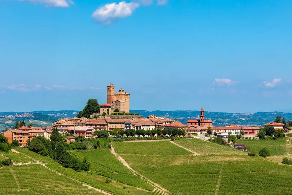 Piccolo paese sulla collina in Piemonte, Italia . — Foto Stock