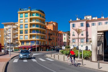 Menton renkli binalar ve kentsel yol, Fransa.
