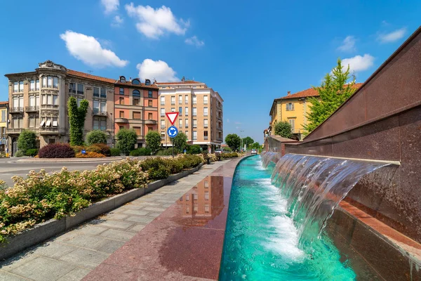 Fontän och byggnad på bakgrund i Alba, Italien. — Stockfoto