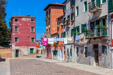 Eski renkli evleri ve Venedik küçük sokak.
