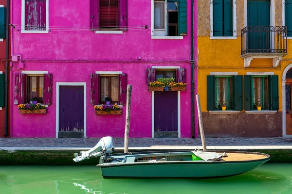 Csatorna-és színes házak Burano. — Stock Fotó