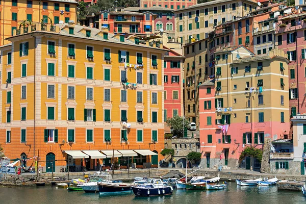 Farbenfrohe häuser von camogli, italien. — Stockfoto