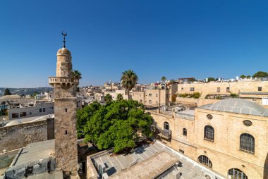 J Old City mavi gökyüzü altında tipik evler arasında Eski minare