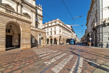 Milano şehir merkezinde sokak görünümü, İtalya.
