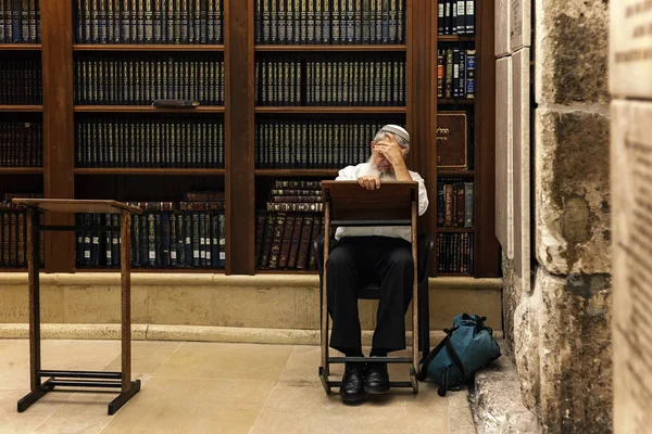 Judío religioso leyendo Torá en la sinagoga de la Cueva en Jerusalén, Israel —  Fotos de Stock