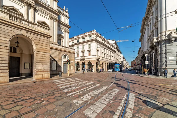 Uitzicht op de straat in het centrum van Milaan, Italië. — Stockfoto