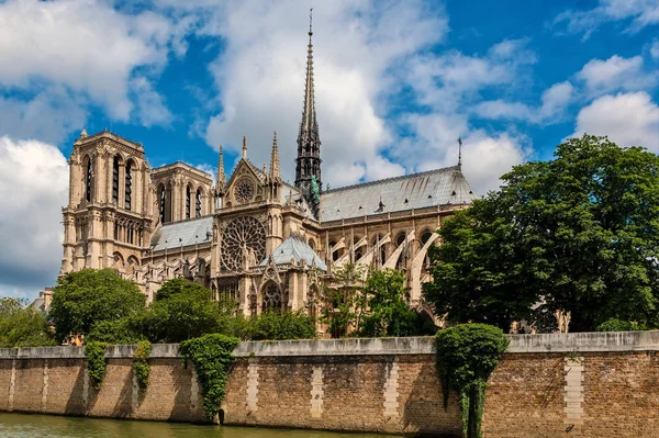 Cathédrale Notre-Dame sous un beau ciel à Paris . — Photo