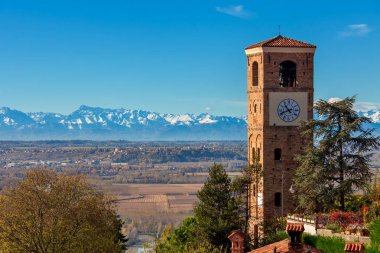 İtalya'da eski campanile ve sonbahar manzara görünümü.