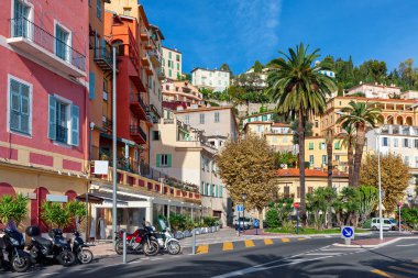 Renkli evleri ile küçük fransız kasabası.