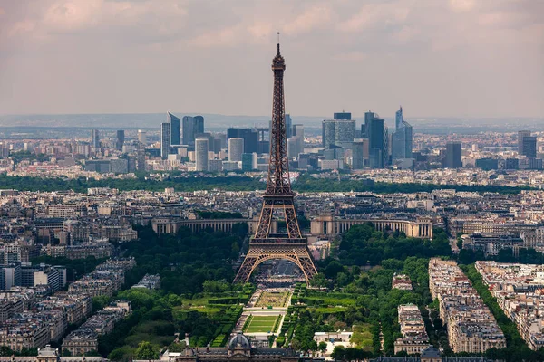 Eyfel Kulesi, Champ de Mars ve La Defense bölgesi yukarıdan görüldüğü gibi. — Stok fotoğraf