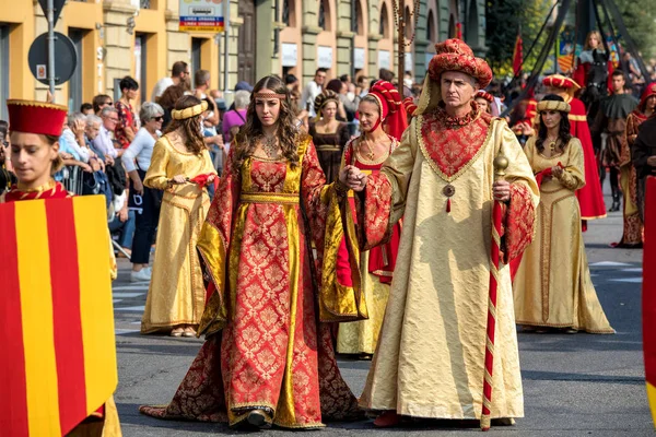 Défilé médiéval dans les rues d'Alba, Italie . — Photo