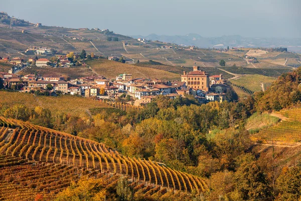 Barvité vinice a město Barolo v Itálii. — Stock fotografie