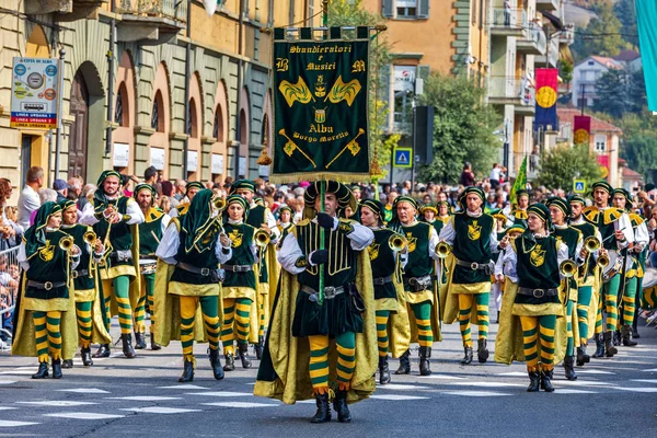 Défilé médiéval traditionnel à Alba, Italie . — Photo