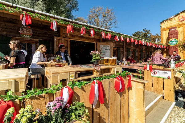 Människor dricker öl under berömda Oktoberfest i Wien. — Stockfoto