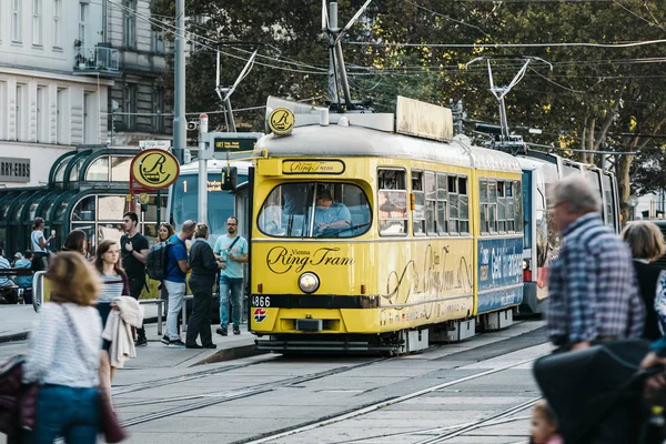 Lidé a stará tramvaj ve Vídni. — Stock fotografie