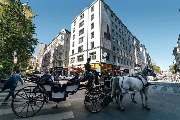 Touristische offene Kutsche auf den Straßen von Wien, Österreich. — Stockfoto