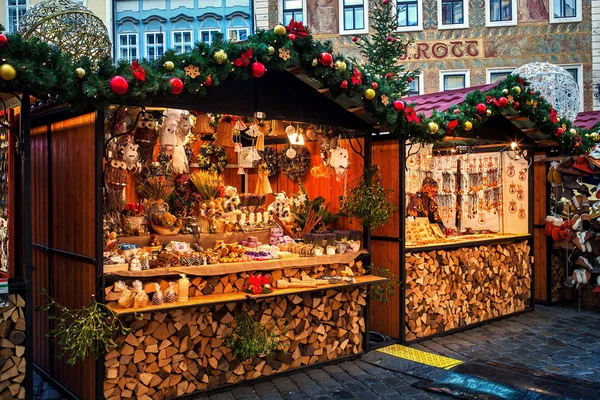 Houten kiosken op kerstmarkt in Praag, Tsjechische Republiek. — Stockfoto