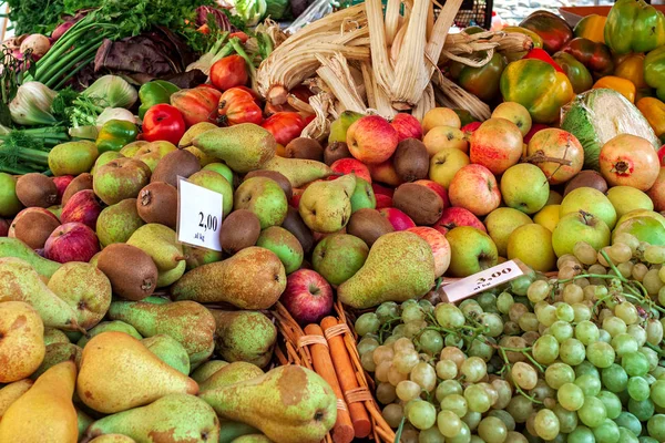 Diferite fructe pe standul de pe piață . — Fotografie, imagine de stoc