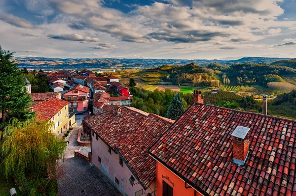Landelijke huizen en herfstheuvels op achtergrond in Italië. — Stockfoto