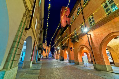 İtalya 'nın Alba şehrinde aydınlık cadde.