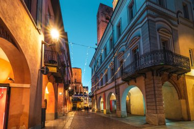 Yaya kaldırımı kaldırımları akşam aydınlandı..
