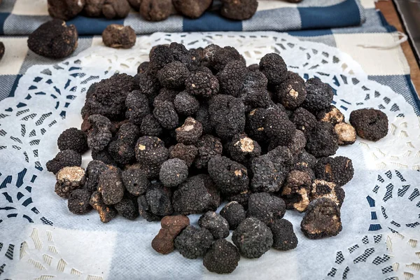 Famosas trufas pretas na mesa . — Fotografia de Stock