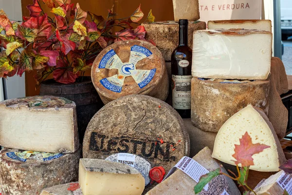 Různé druhy polotvrdého sýra na trhu. — Stock fotografie