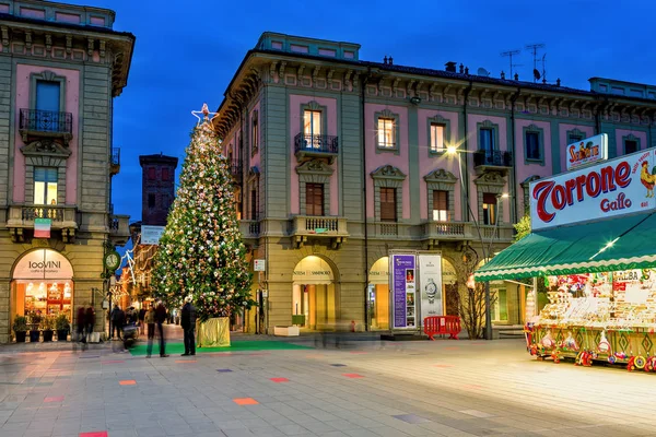 Χριστουγεννιάτικο δέντρο στην κεντρική πλατεία της πόλης το βράδυ. — Φωτογραφία Αρχείου
