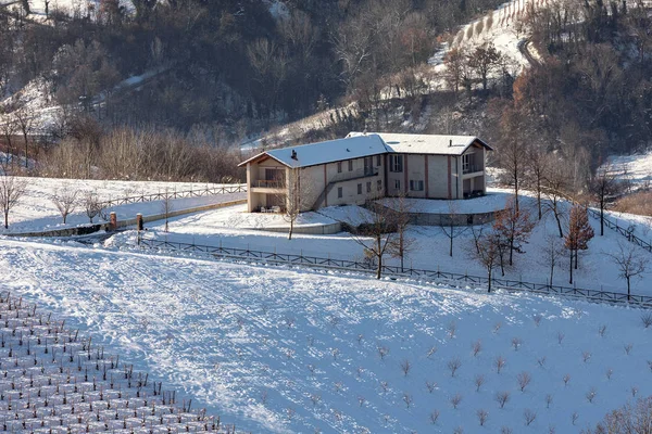 Wiejski dom na zaśnieżonym wzgórzu. — Zdjęcie stockowe