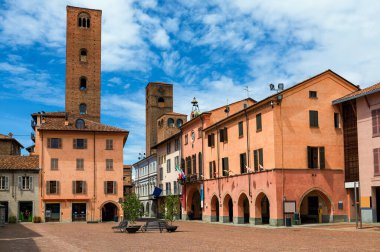 Alba, Piedmont, Kuzey İtalya 'da güzel gökyüzü altında eski şehir meydanı ve ortaçağ kulelerinin manzarası.