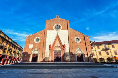 Kuzey İtalya, Piedmont 'taki Saluzzo kasabasında mavi gökyüzünün altında Maria Vergine Assunta Katedrali.