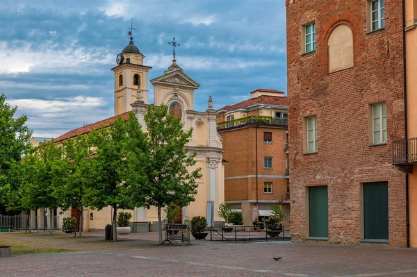 Katolska Kyrkan Litet Torg Molnig Himmel Alba Piemonte Norra Italien — Stockfoto