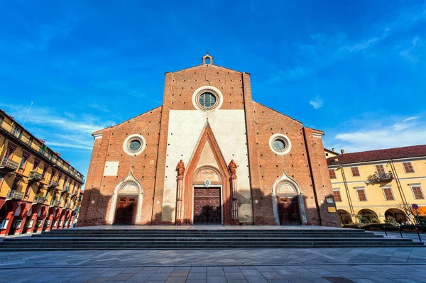 北イタリアのピエモンテ州のサルッツォの小さな町で青空の下でマリア ヴェルギネ アスンタ大聖堂のファサード — ストック写真