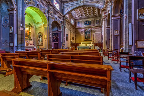 Alba イタリア 2020年6月7日 ジョバンニ バッティスタ内の列に並ぶ木製の小羊 アルバの古代教区教会 最初は1229年に建てられ 1890年に再建されました — ストック写真