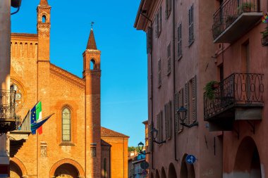 San Lorenzo Katedrali Alba, Piedmont, Kuzey İtalya 'da mavi gökyüzü altındaki eski evlerin manzarası.