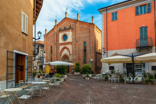 Smalle Geplaveide Straat Tussen Oude Huizen San Domenico Kerk Stad — Stockfoto