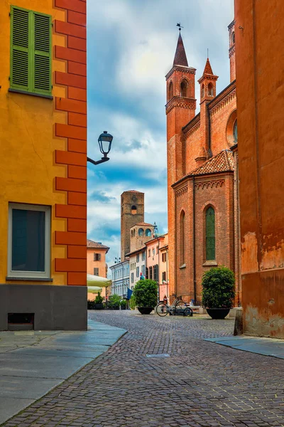 Enge Kopfsteinpflasterstraße Kathedrale San Lorenzo Und Mittelalterlicher Turm Hintergrund Der — Stockfoto