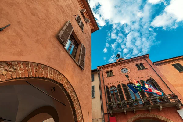 Alba Piedmont Kuzey Talya Güzel Gökyüzü Altında Balkonu Bayrakları Saati — Stok fotoğraf